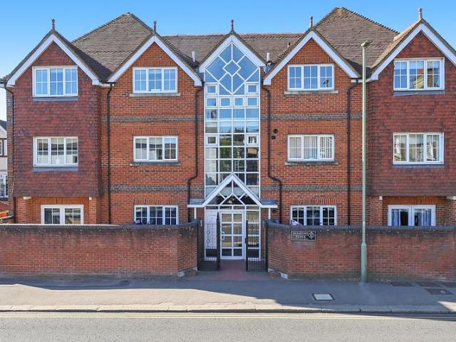 Croydon Road, Reigate, Surrey, RH2 2 bed flat to rent £1,650 pcm £381 pw