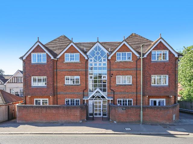 Croydon Road, Reigate, Surrey RH2, 2 bed flat to rent, £1,650 pcm | PrimeLocation