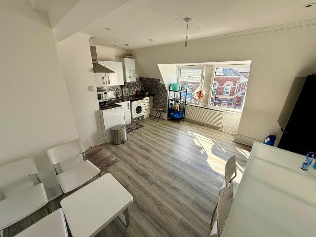 Croydon SE25, 1 bed flat to rent, £1,350 pcm | PrimeLocation