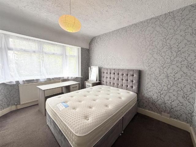 Croyland Road, London 3 bed terraced house to rent £2,100 pcm £485 pw