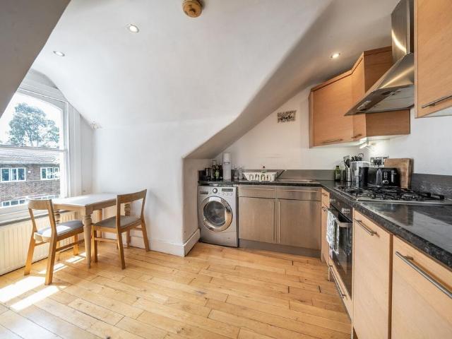 Crockerton Road, Balham, London, SW17 2 bed flat to rent £2,600 pcm £600 pw