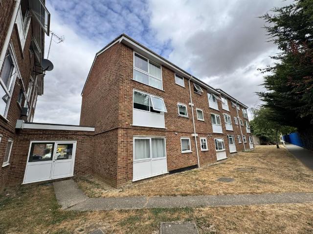 Crocus Way, Chelmsford CM1 2 bed apartment to rent £1,250 pcm £288 pw