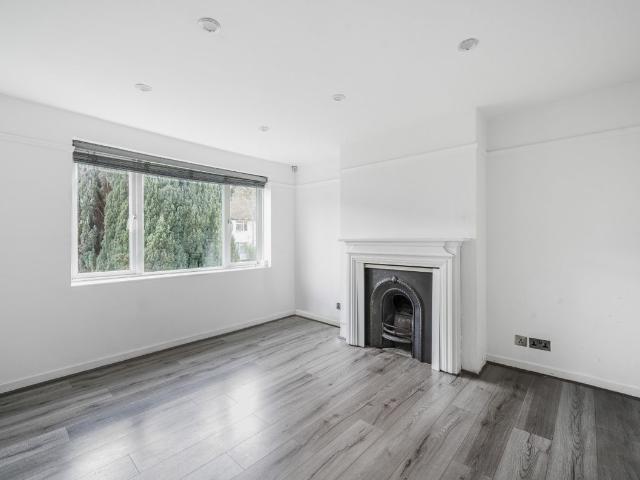 Croft Close, Chislehurst BR7, 2 bed flat to rent, £1,725 pcm | PrimeLocation