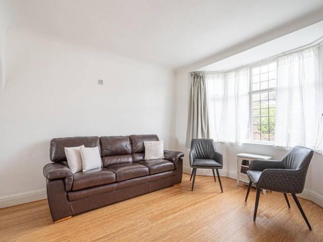 Croft Close, London, NW7 4QL, United Kingdom | 4 bed duplex for rent #116545549 | Rentberry