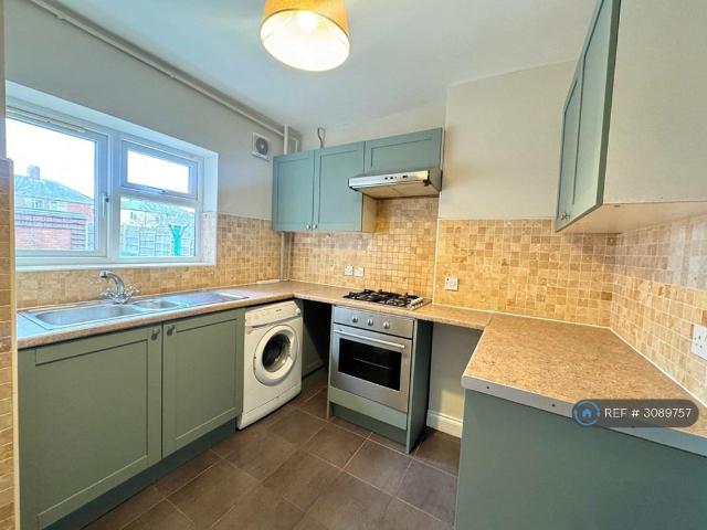 Croft Lane, Wolverhampton, WV10 2 bed flat to rent £850 pcm £196 pw
