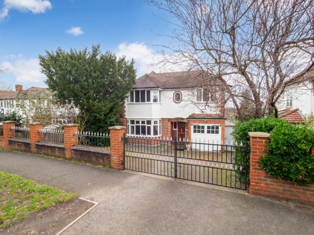 Croft Road, Surrey SM1 4 bed detached house to rent £2,750 pcm £635 pw