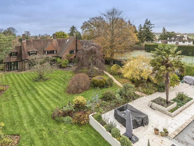 Croft Road Woldingham CR3 5 bed detached house to rent £6,000 pcm £1,385 pw