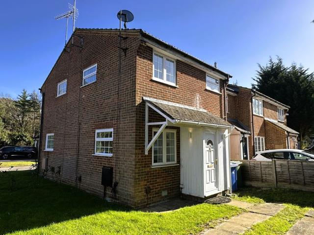Crofton Close, Bracknell RG12, 1 bed end terrace house to rent, £1,300 pcm | PrimeLocation