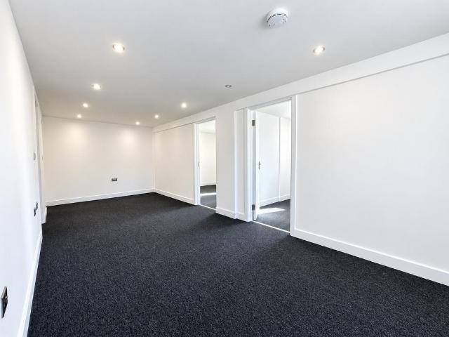 Crofton Road Orpington BR6 2 bed flat to rent £1,700 pcm £392 pw