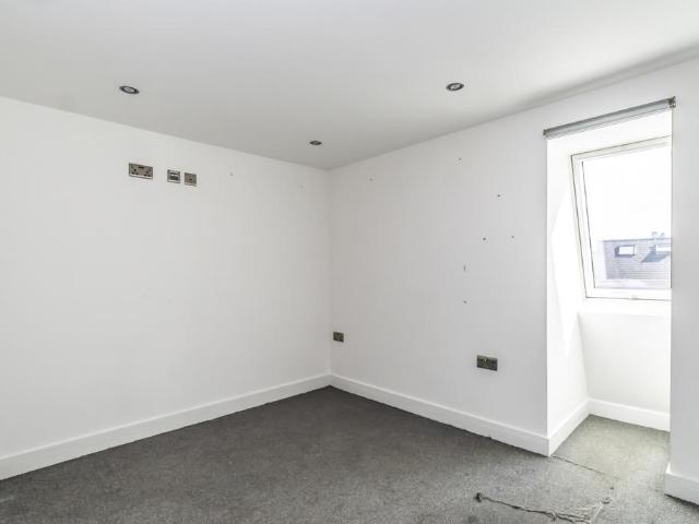 Crofton Road Orpington BR6 2 bed flat to rent £1,700 pcm £392 pw