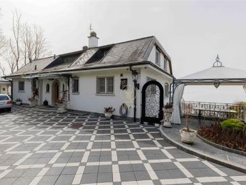 CROIX SUR LUTRY, eine hervorragende Villa mit 2810 m² Land und atemberaubender Aussicht auf den See