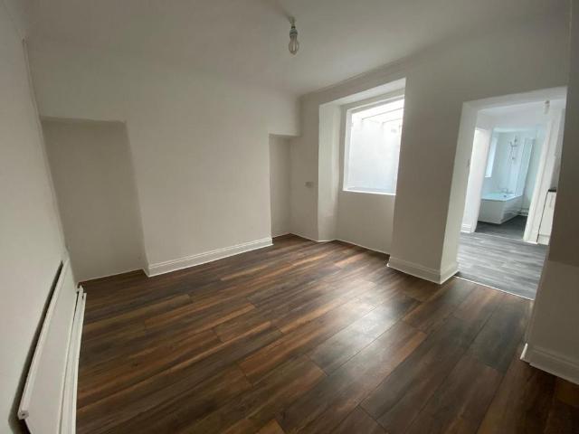 Crole Street, Swansea, SA1 2 bed terraced house to rent £950 pcm £219 pw