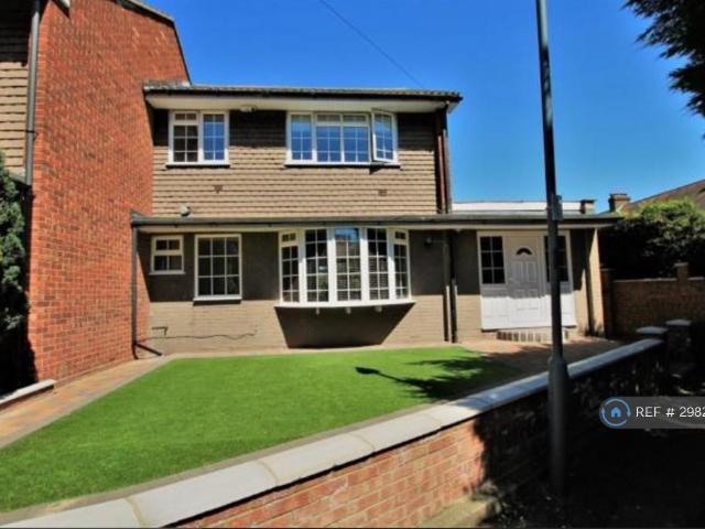 Crombie Close, Gants Hill, London, IG4 4 bed end of terrace house to rent £2,750 pcm £635 pw
