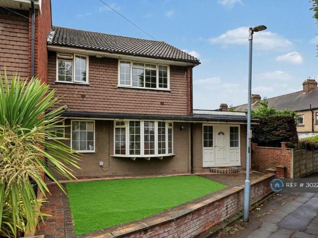 Crombie Close, Ilford, IG4 4 bed semi detached house to rent £2,800 pcm £646 pw