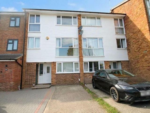 Cromer Road, New Barnet, EN5 3 bed terraced house to rent £2,500 pcm £577 pw