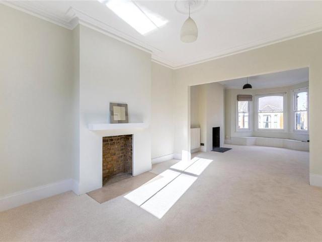 Cromford Road, Putney, London, SW18 3 bed duplex to rent £3,250 pcm £750 pw