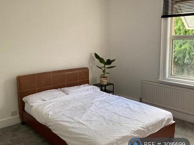 Cromwell Avenue, Cheshunt, Waltham. 1 bed in a house share to rent £600 pcm £138 pw