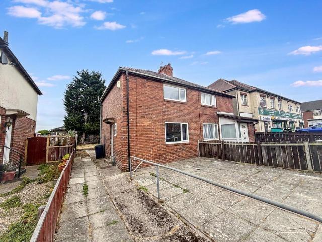 Cromwell Avenue, Blaydon. 2 bed semi detached house to rent £800 pcm £185 pw