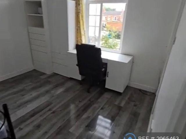 Cromwell Grove, Manchester, M19 Studio to rent £850 pcm £196 pw