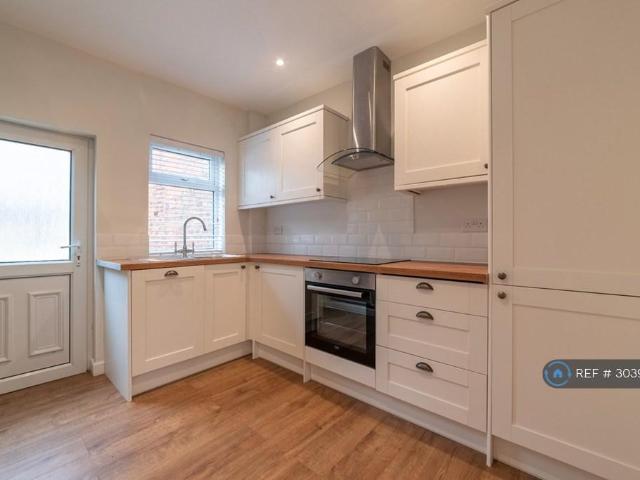 Cromwell Road, Newark, NG24 2 bed terraced house to rent £825 pcm £190 pw