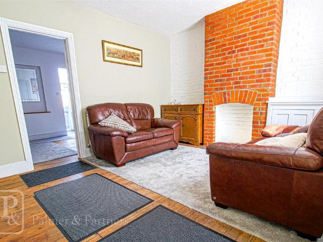 Cromwell Road, Colchester, Essex, CO2 2 bed terraced house to rent £1,200 pcm £277 pw