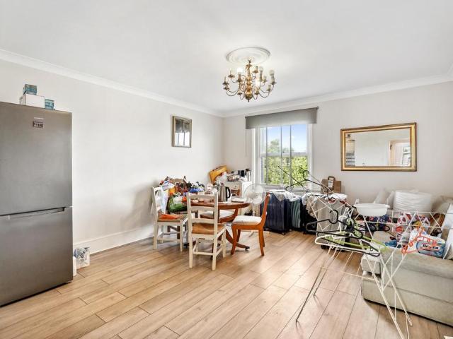 Cromwell Road, Earls Court, London, SW5 3 bed flat to rent £4,590 pcm £1,059 pw