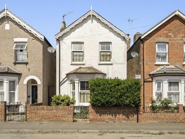 Cromwell Road, Feltham TW13 3 bed house to rent £2,800 pcm £646 pw
