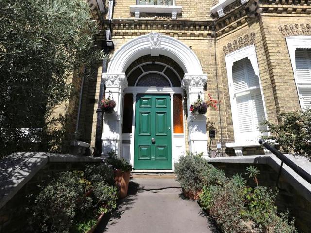 Cromwell Road, Hove 1 bed flat to rent £1,250 pcm £288 pw