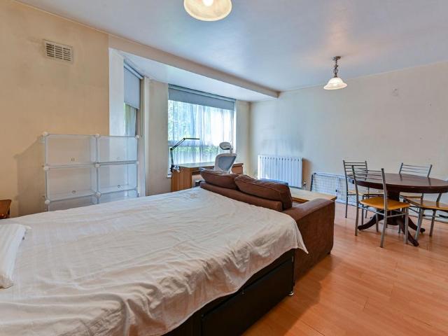 Cromwell Road, Kensington, London, SW5 Studio to rent £2,059 pcm £475 pw