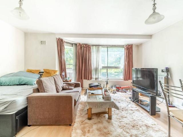 Cromwell Road, Kensington, London, SW5 Studio to rent £2,059 pcm £475 pw