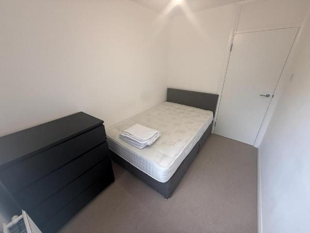 Cromwell Road, London SW19 1 bed in a house share to rent £850 pcm £196 pw