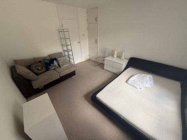 Cromwell Road, London SW19 1 bed in a house share to rent £1,100 pcm £254 pw