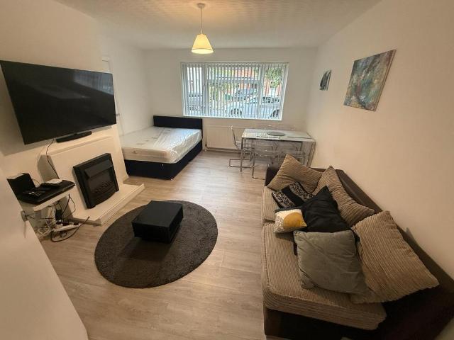 Cromwell Road, London SW19 1 bed in a house share to rent £1,200 pcm £277 pw
