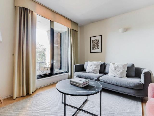 Cromwell Road London SW7 1 bed apartment to rent £2,800 pcm £646 pw