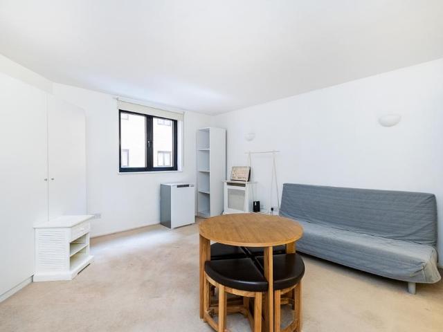 Cromwell Road London SW7 Studio to rent £2,300 pcm £531 pw