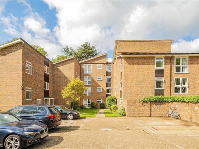 Cromwell Road, Teddington TW11 2 bed flat to rent £2,395 pcm £553 pw