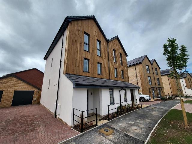 Crop Leaze, Bristol BS34 5 bed semi detached house to rent £2,650 pcm £612 pw