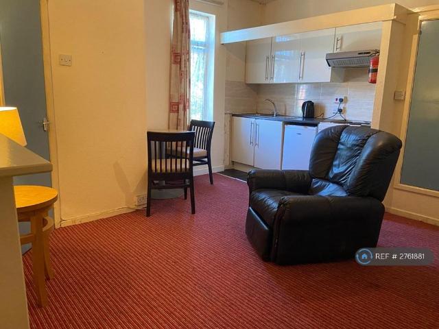 Cross Flatts Grove, Leeds, LS11 Studio to rent £545 pcm £126 pw