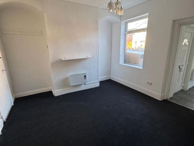 Cross Flatts Drive, Leeds LS11, 4 bed terraced house to rent, £1,250 pcm | PrimeLocation