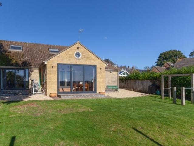 Cross Lane, Helmdon 4 bed detached bungalow to rent £2,250 pcm £519 pw