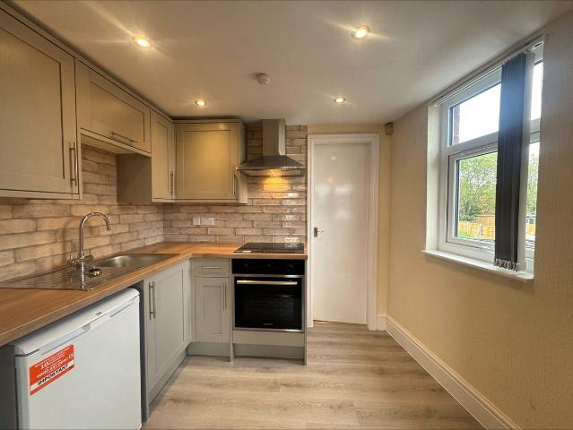 Cross Lane, Wakefield WF2, 1 bed flat to rent, £750 pcm | PrimeLocation