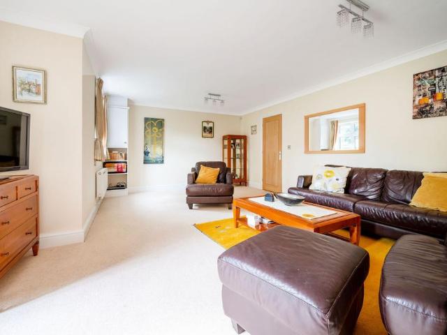Cross Lanes, GU1, Guildford, GU1 2 bed flat to rent £2,800 pcm £646 pw