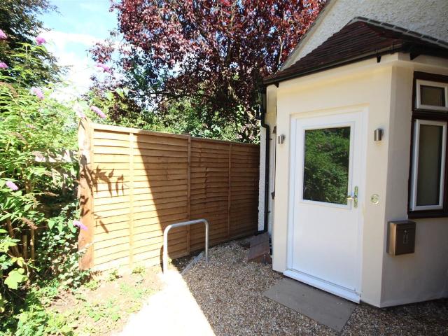 Cross Lanes, Guildford GU1, Studio to rent, £1,250 pcm | PrimeLocation