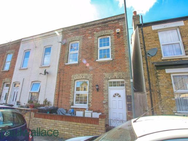 Cross Road, Waltham Cross EN8, 2 bed flat to rent, £1,350 pcm | PrimeLocation
