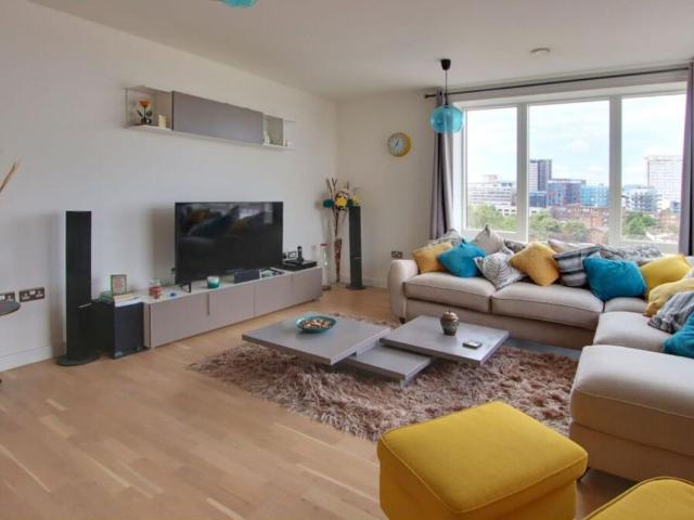 Cross Road, Yardmaster House CR0, 2 bed flat to rent, £2,000 pcm | PrimeLocation