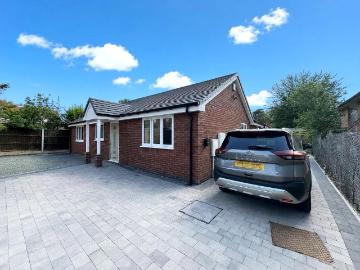 Cross Street, Kingswinford DY6, 2 bed detached bungalow to rent, £1,500 pcm | PrimeLocation