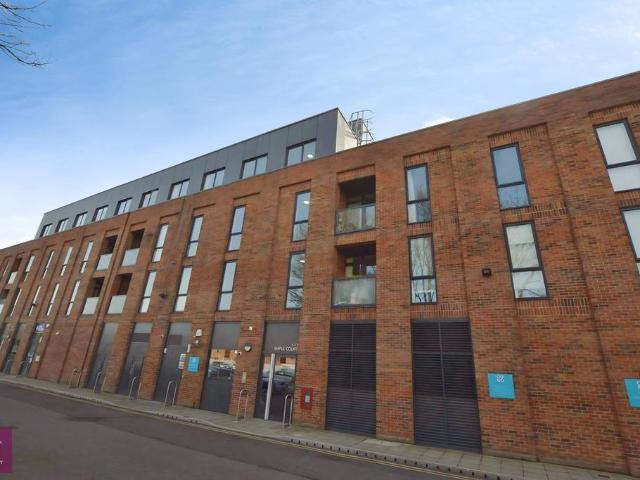 Cross Street, Sale, M33 2 bed flat to rent £1,450 pcm £335 pw