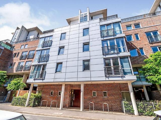 Cross Street, Portsmouth PO1 2 bed flat to rent £1,550 pcm £358 pw