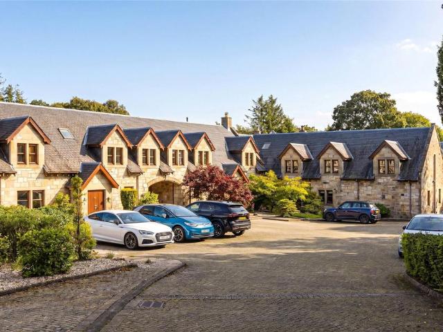 Crossbow Gardens, Blantyre, G72 5 bed terraced house to rent £2,850 pcm £658 pw
