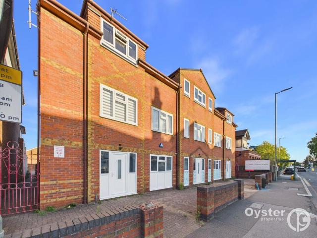 Crossbrook Street, Cheshunt, EN8 2 bed flat to rent £1,450 pcm £335 pw